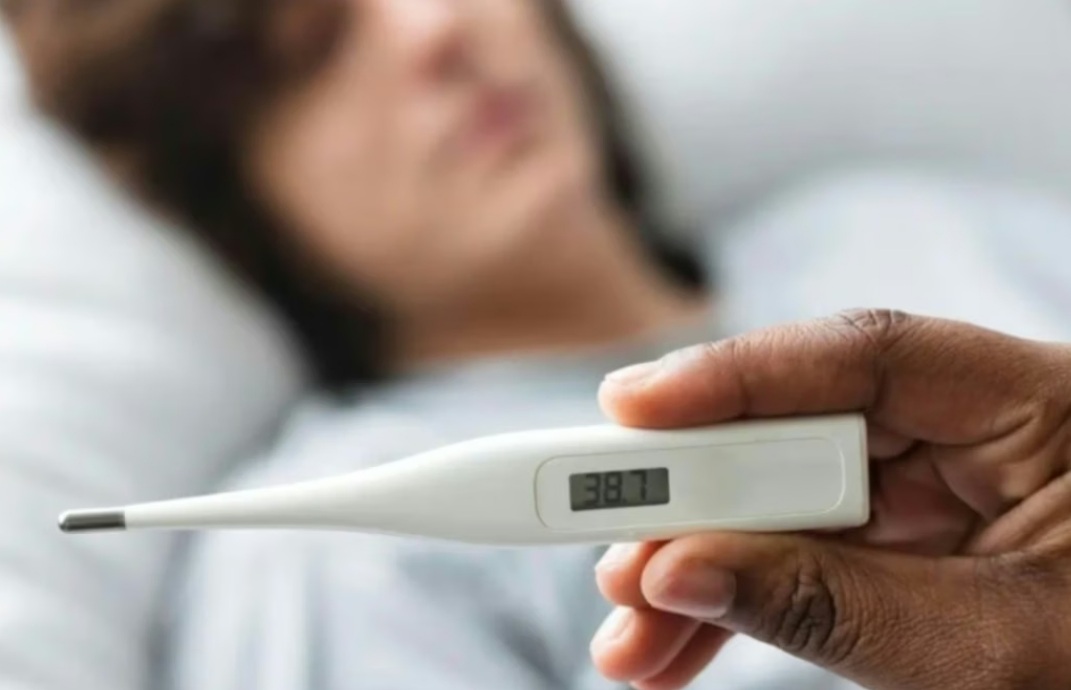 Alertan sobre un brote de fiebre tifoidea: cómo prevenirla