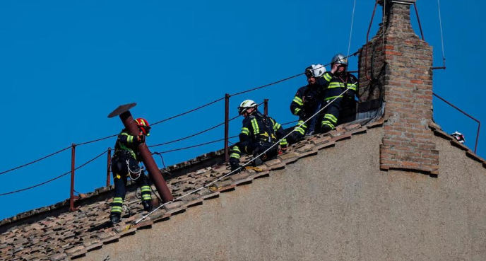 El Vaticano comenzó la instalación de la chimenea que anunciará al nuevo Papa