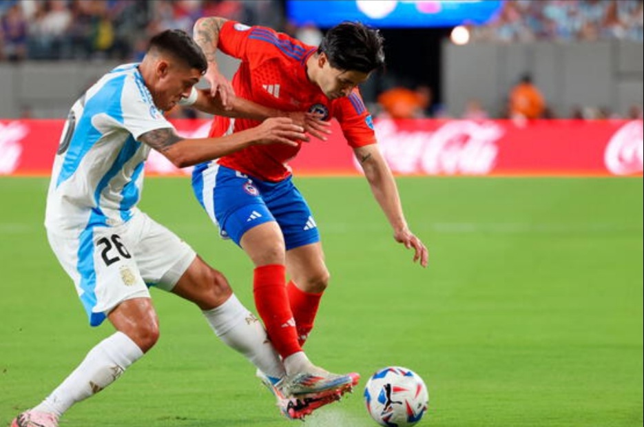 Argentina se impuso ante Chile en Santiago y lo dejó al borde de la eliminación