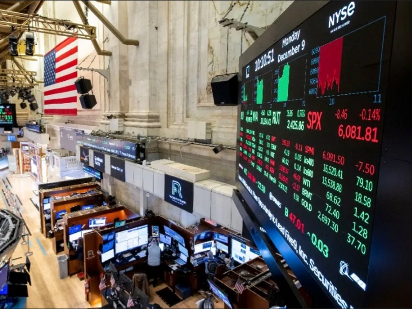 El dólar tocó los $1325 tras la suba de tasas y se desploman acciones argentinas en Wall Street