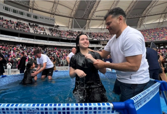 Miles de personas participaron del cierre de la Asamblea Regional de los Testigos de Jehov&aacute; en Santiago